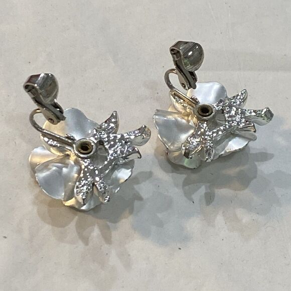 Mid Century Clip On Earrings Weeping Silver Textured Dimensional Flowers Classic - Picture 7 of 7